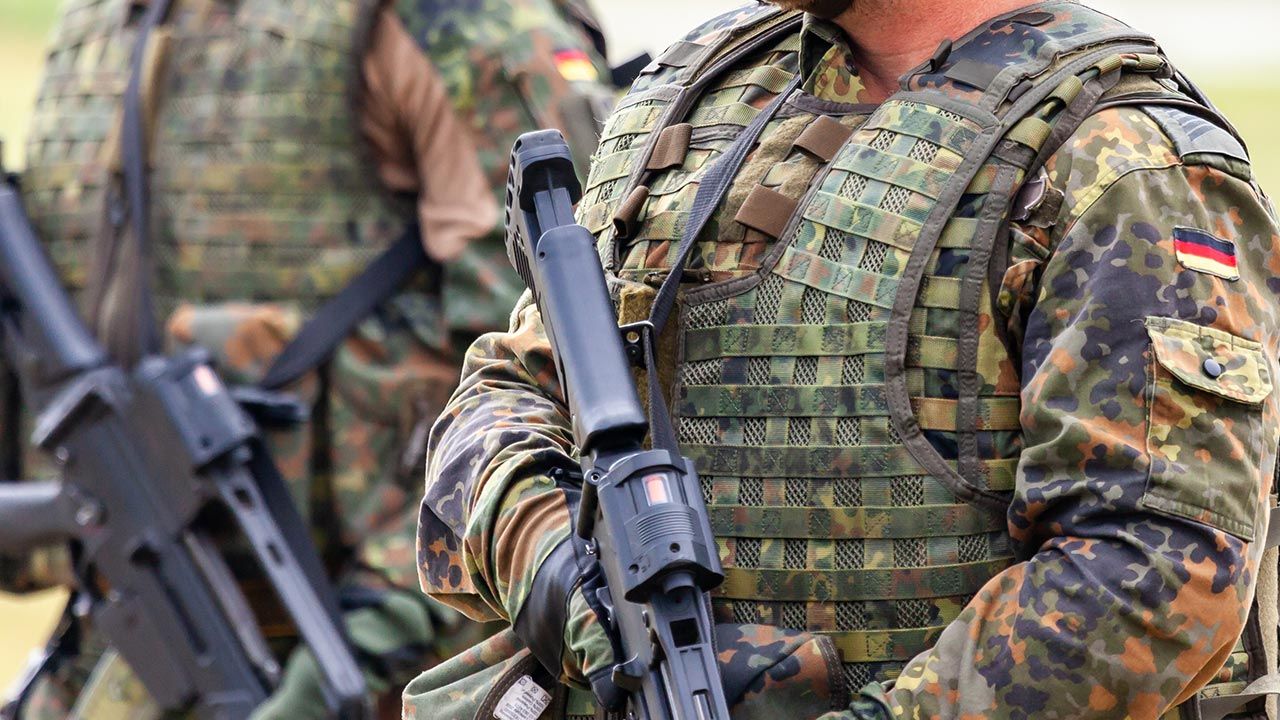 Żołnierze Bundeswehry wśród aresztowanych Obywateli Rzeszy (fot. Shutterstock)