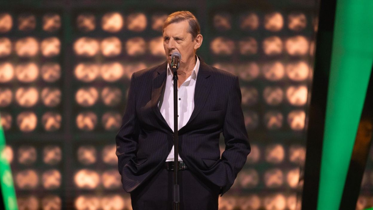 Paweł Dochniak, podopieczny Tatiany Okupnik, zaśpiewał „Jesteśmy na wczasach” Wojciecha Młynarskiego, a następnie ustąpił miejsca Ewie Ihalainen. Fot. Arsen Petrovych/ TVP