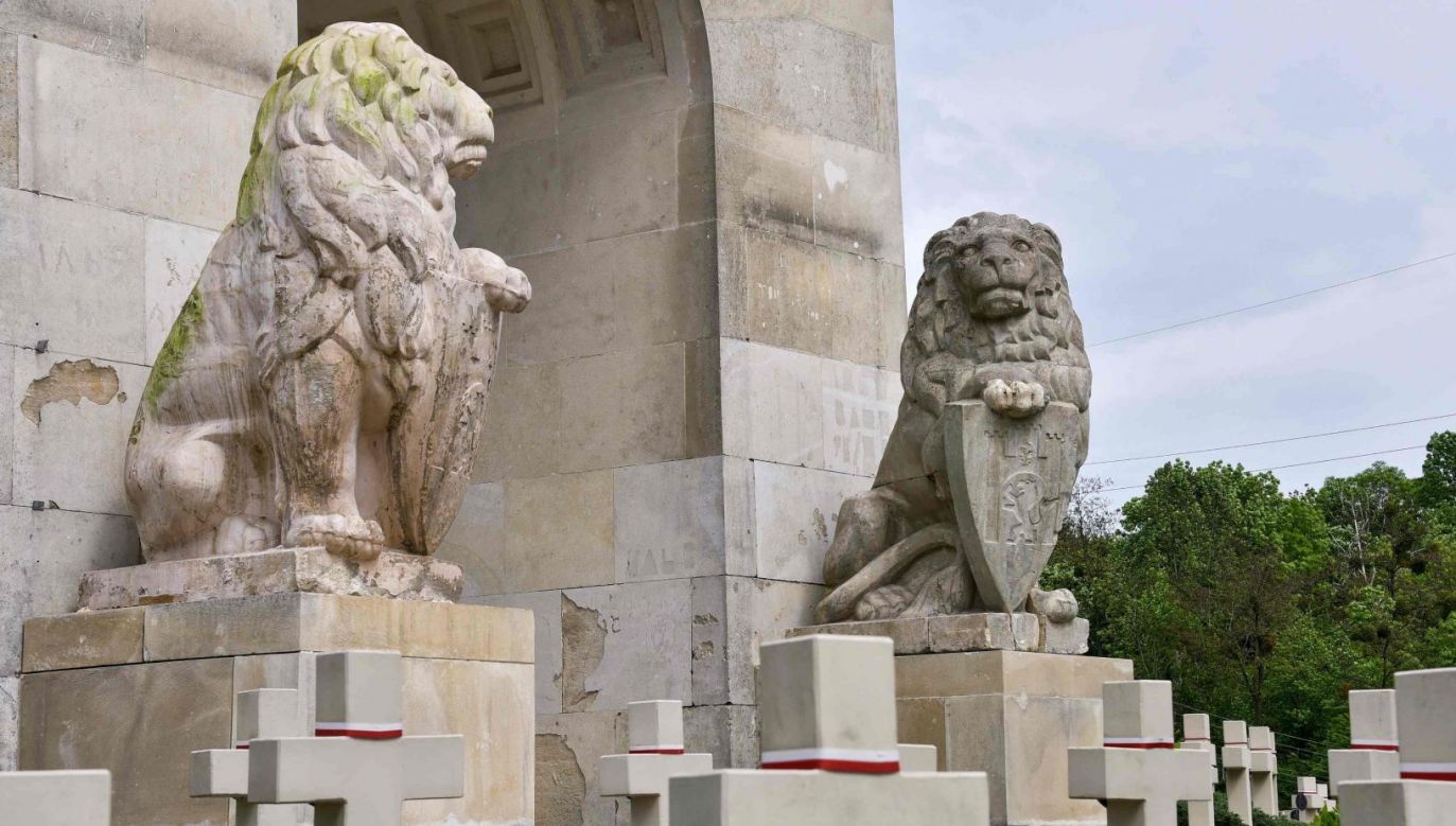 Unveiled stone lions guarding the entrance to the Cemetery of the Defenders of Lwów, part of Lychakiv Cemetery in Lviv. Photo: PAP/Vitaliy Hrabar
