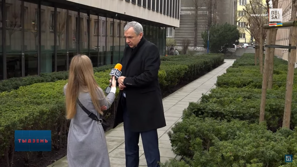 Павел Латушка, як і многія беларусы, перыядычна абнаўляў гардэроб «на набытках». (Скрыншот: БЕЛСАТ NEWS / YouTube)