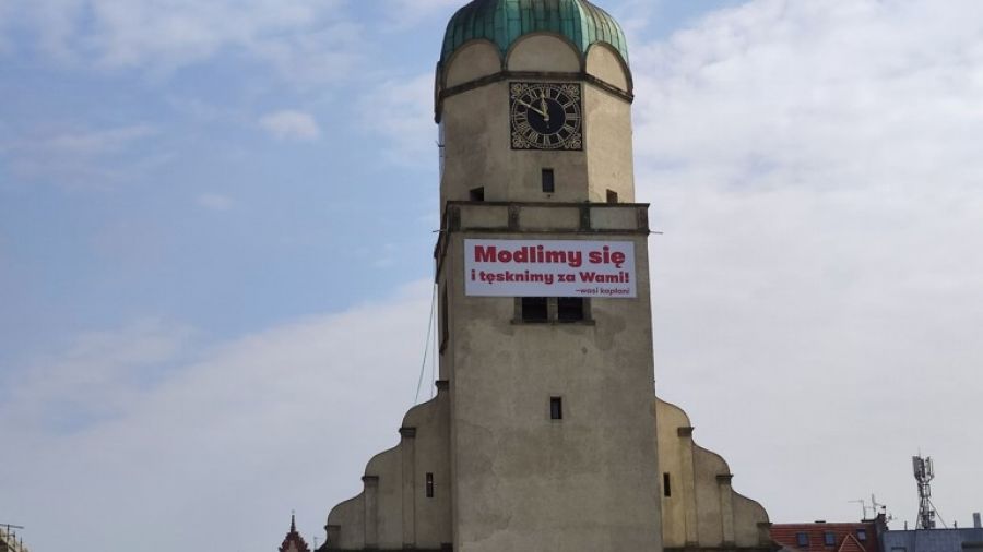 Pokrzepiające banery znikną z kościoła na Wildzie