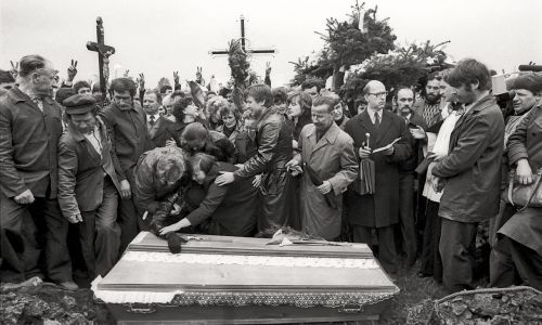 Похороны Богдана Влосика, застреленного во время демонстрации в Новой Гуте 13 октября 1982 года, через месяц после введения военного положения в Польше. Фото: PAP/Jerzy Ochoński 