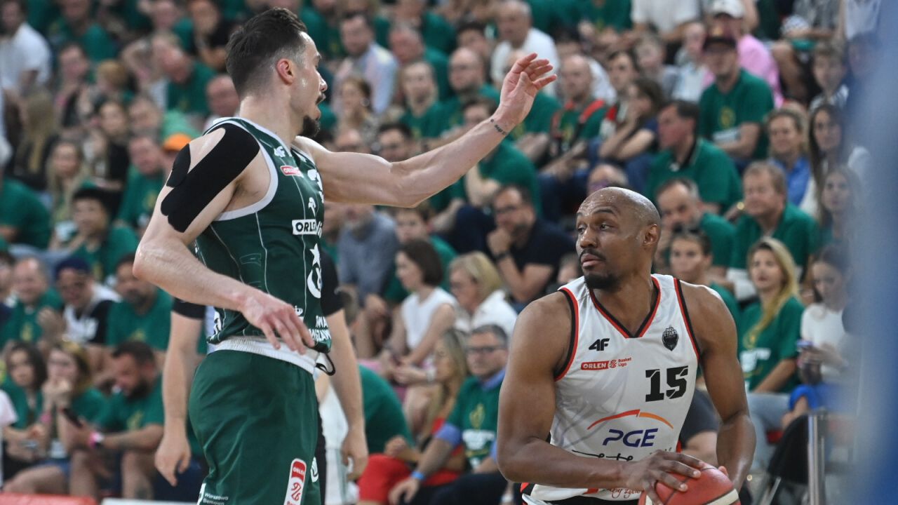 Zawodnik Legii Warszawa Andrzej Pluta (L) i CJ Williams (P) z PGE Startu Lublin podczas trzeciego meczu finałowego (fot. PAP)