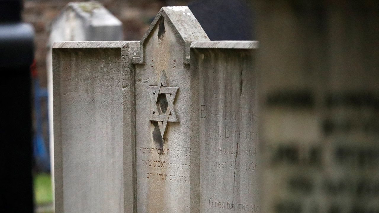 Żandarmeria podjęła śledztwo w sprawie profanacji grobów (fot. REUTERS/Hannibal Hanschke, zdjęcie ilustracyjne) Żandarmeria podjęła śledztwo w sprawie profanacji grobów (fot. REUTERS/Hannibal Hanschke, zdjęcie ilustracyjne)
