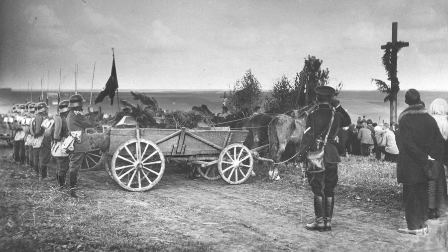 Wojna polsko-bolszewicka. Pogrzeb poległych żołnierzy. Fot. NAC/IKC, sygn. 1-H-395