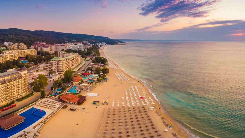 Widok na wybrzeże Morza Czarnego i plażę w Złotych Piaskach, jednym z najpopularniejszych bułgarskich kurortów. Fot. Pelin Nathalia/ Shutterstock