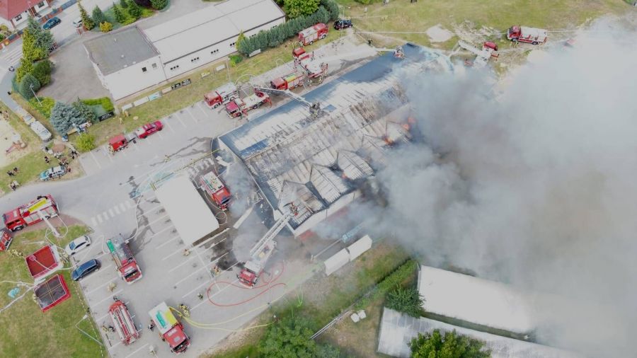 Buk: pożar Biedronki, 10 zastępów, akcja gaśnicza (fot. KW PSP Poznań)