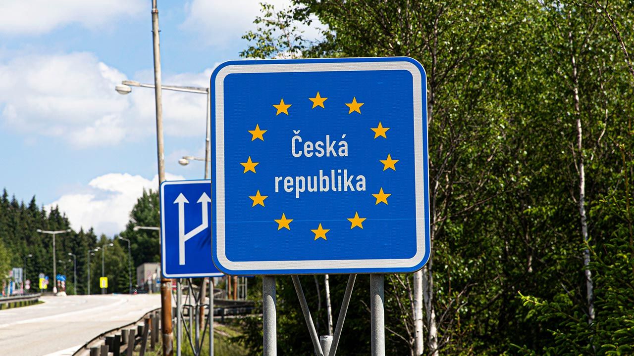 Praga przygotowuje nowelizację kodeksu karnego, która znacznie zwiększyłaby kary za przemyt ludzi (fot. Shutterstock/IgorLukin)