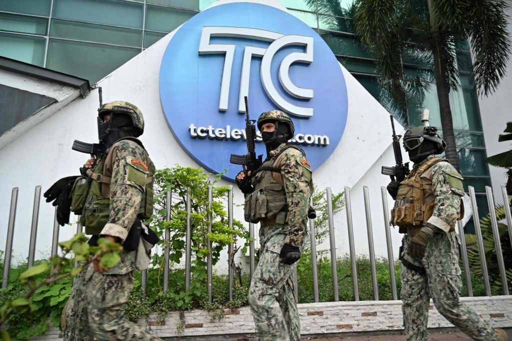 Эквадорскія салдаты патрулююць тэрыторыю ля тэлеканалу TC у Гуаякілі пасля таго, як невядомыя ўзброеныя людзі ўварваліся ў дзяржаўную тэлестудыю ў прамым эфіры 9 студзеня 2024 года. Гуаякіль, Эквадор. (Фота: Marcos Pin / AFP / East News)