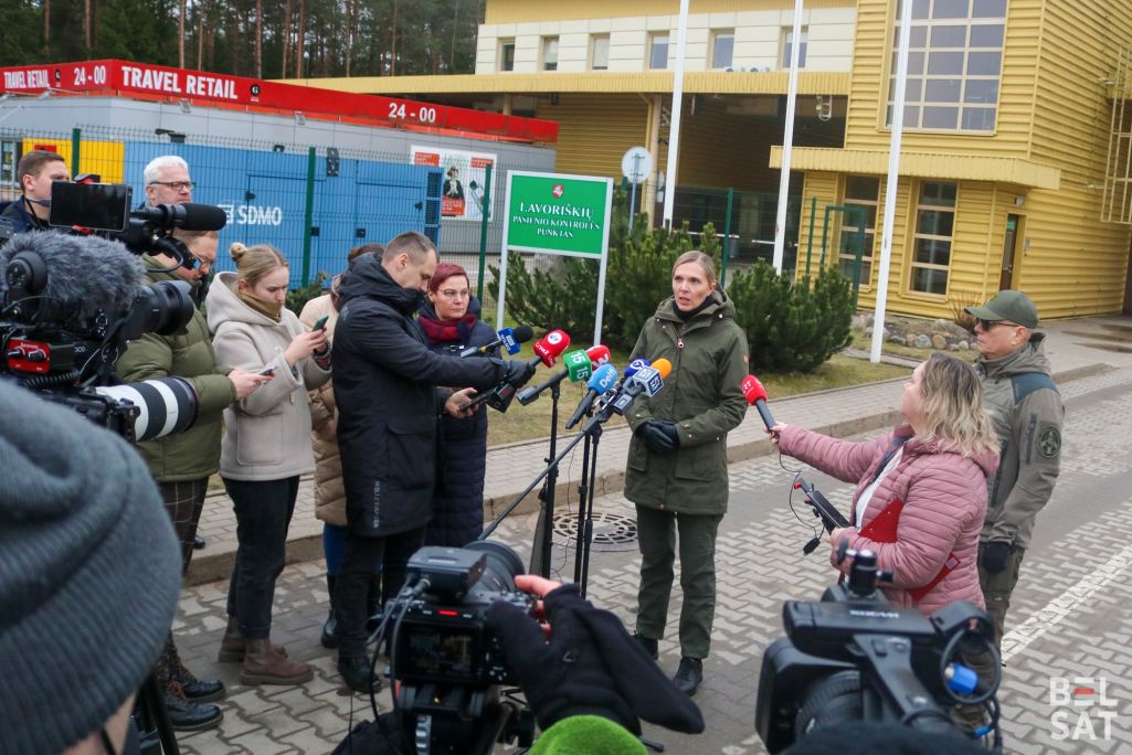Міністарка МУС Літвы Агне Білатайце дае інтэрв’ю журналістам ля пункту пропуску «Лаворышкес» (з беларускага боку – «Катлоўка») напярэдадні закрыцця двух пераходаў. 29 лютага 2024 года. (Фота: Ганна Русінава / Белсат)
