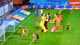 Po tym starciu padła kontrowersyjna bramka na 1:1 (fot. Canal+ Twitter)