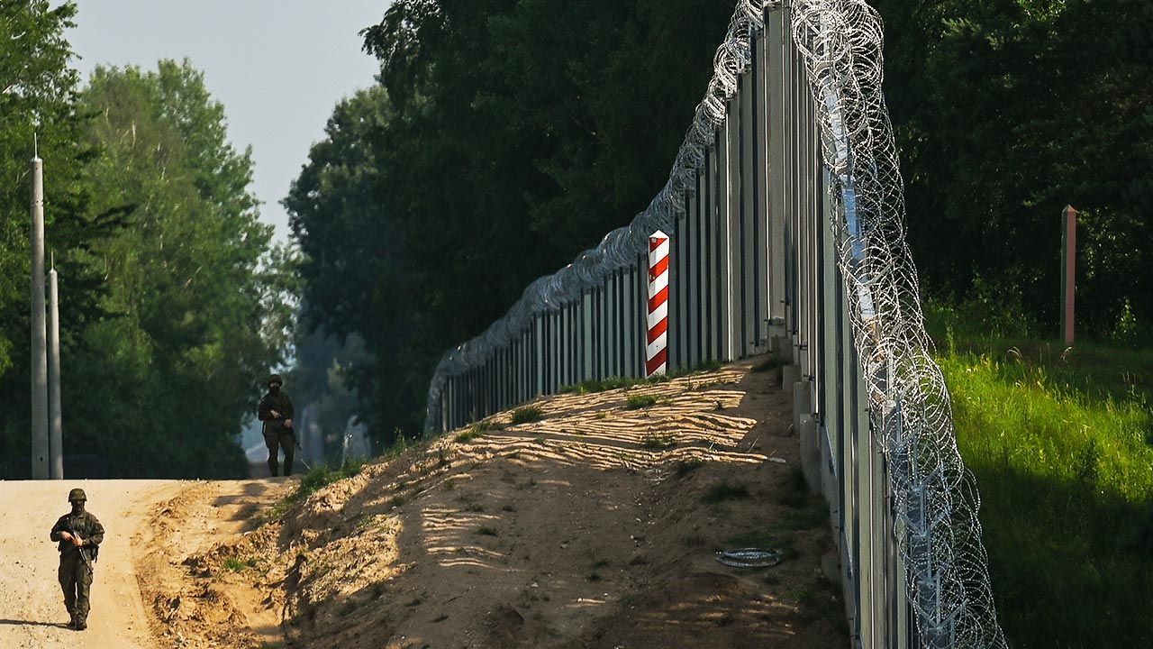 70 cudzoziemców próbowało nielegalnie dostać się do Polski (fot. Artur Widak/NurPhoto via Getty Images)