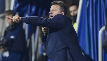 Koronawirus a PKO Ekstraklasa. Trener Kosta Runiajc i pięciu piłkarzy Pogoni Szczecin w niedziele rozpocznie kwarantannę (fot. PAP)