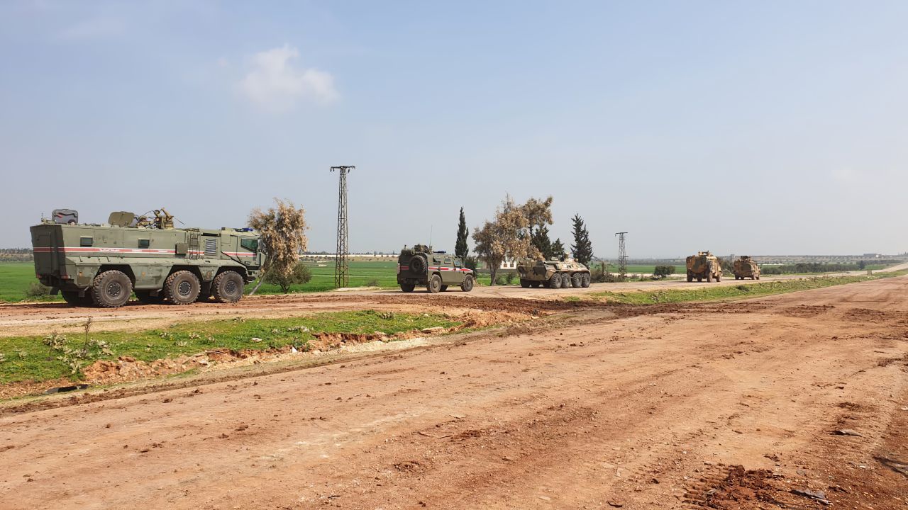 Wojska rosyjskie i tureckie podczas wspólnego patrolowania terenów w północnej Syrii (fot. Getty)