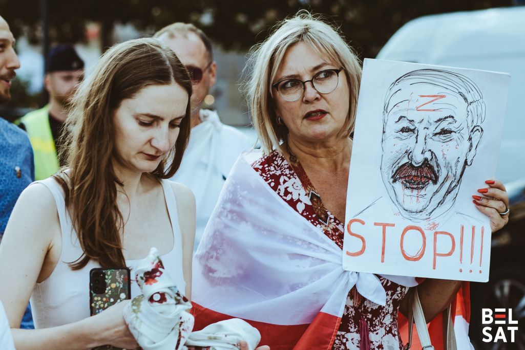 Удзельніца маршу нясе плакат з выявай Аляксандра Лукашэнкі. У Варшаве прайшоў марш прысвечаны 4 гадавіне выбараў і пратэстаў 2020 году. Варшава, Польшча. 9 жніўня 2024 года. Фота: Белсат