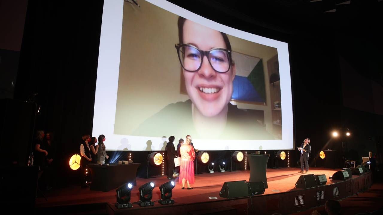Reżyserka filmu „Dalekowschodnia golgota” Julia Sergina (na ekranie) podczas ceremonii wręczenia nagród (fot. PAP/Łukasz Gągulski) Reżyserka filmu „Dalekowschodnia golgota” Julia Sergina (na ekranie) podczas ceremonii wręczenia nagród (fot. PAP/Łukasz Gągulski)