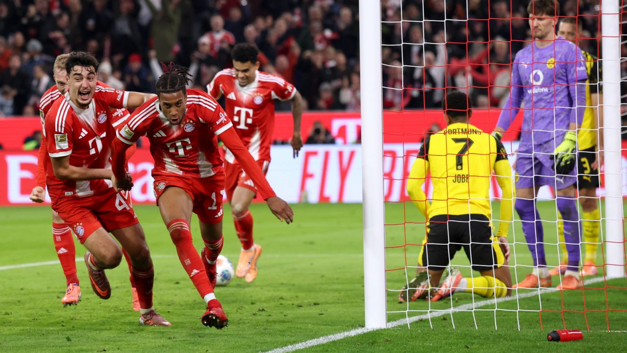 Bayern Monachium podejmował Borussię Dortmund w 7. kolejce Bundesligi. Mecz na Allianz Arena dostarczył wielkich emocji. Po golach Harry'ego Kane'a i Michaela Olise wydawało się, że zwycięstwo drużyny z Bawarii będzie kwestią czasu, ale w końcówce gola zdobył Julian Brandt. To zmotywowało ekipę z Dortmundu. Końcówka spotkania była bardzo emocjonująca (fot. Getty)