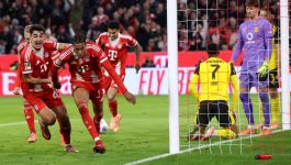 Bayern pokonał Borussię w 7. kolejce Bundesligi. Harry Kane zagrał wybitnie (fot. Getty) Bayern Monachium podejmował Borussię Dortmund w 7. kolejce Bundesligi. Mecz na Allianz Arena dostarczył wielkich emocji. Po golach Harry'ego Kane'a i Michaela Olise wydawało się, że zwycięstwo drużyny z Bawarii będzie kwestią czasu, ale w końcówce gola zdobył Julian Brandt. To zmotywowało ekipę z Dortmundu. Końcówka spotkania była bardzo emocjonująca (fot. Getty)