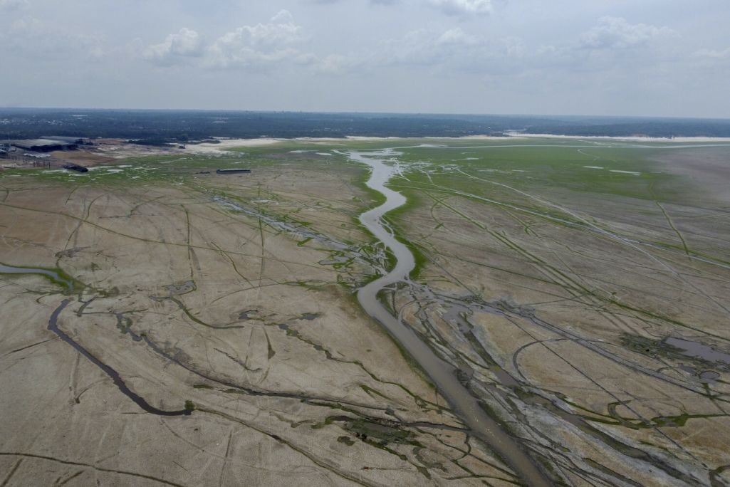Перасохлае рэчышча ракі Рыў-Нэгру (Rio Negro) у Манаўсе (Manaus). Наймацнейшая засуха на працягу 170 дзён прывяла да рэзкага падзення ўзроўню вады ў даліне Амазонкі. Манаўс, штат Амазонас, Бразілія. 15 кастрычніка 2024 года. Фота: Suamy Beydoun / AP / East News