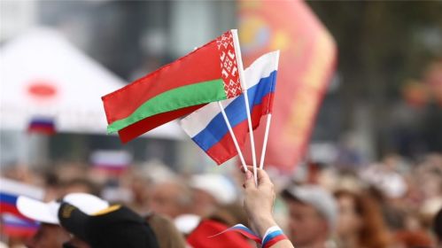 Беларускі і расейскі сцяжкі падчас канцэрту ў Беларусі. Фота: Минск-Новости
