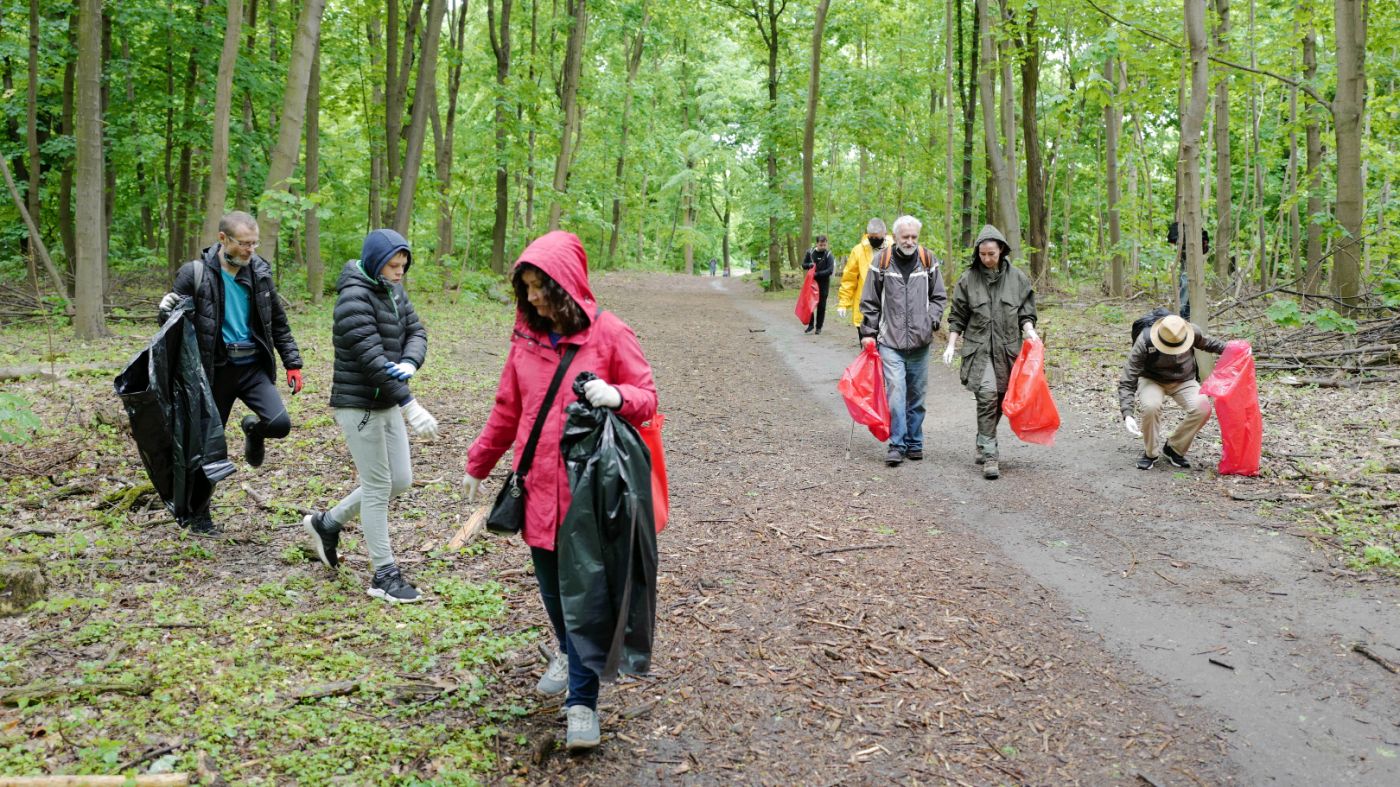 Samo sprzątanie nie poprawi mentalności odwiedzających lasy (Fot. PAP)