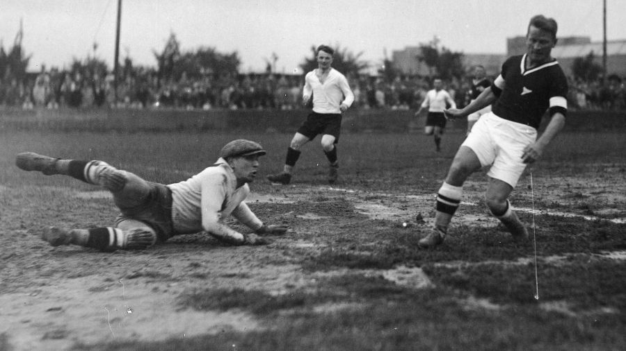Mecz piłki nożnej Polonia Warszawa - Legia Warszawa w Warszawie 13 września 1931 roku. Z prawej w czarnej koszuli Jerzy Bułanow. Fot. NAC/IKC