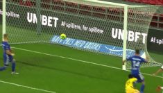 Kamil Wilczek strzela gola w meczu z Piastem (fot. TVP)
