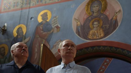 Владимир Путин и Александр Лукашенко во время посещения Спасо-Преображенского Валаамского ставропигиального мужского монастыря. Валаам, Россия. 1 июля 2025 года. Фото: kremlin.ru