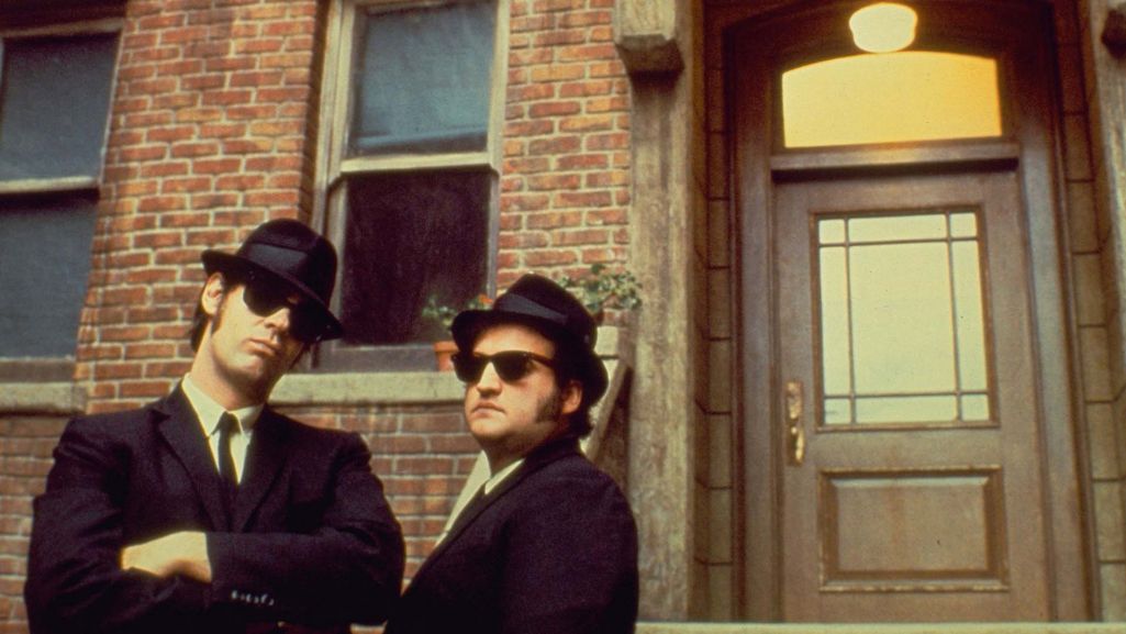 Po tym, jak bracia Jake i Elwood Blues wychodzą z więzienia, dowiadują się, że sierociniec, w którym się wychowali, potrzebuje pieniędzy. Postanawiają więc reaktywować swój stary zespół i zdobyć niezbędne środki. Fot. materiały prasowe/TVP