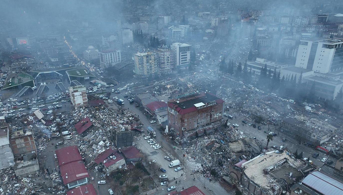 Szansę na przeżycie osób uwiezionych pod gruzami ograniczają niskie temperatury (fot. Ahmet Akpolat/ dia images via Getty Images)