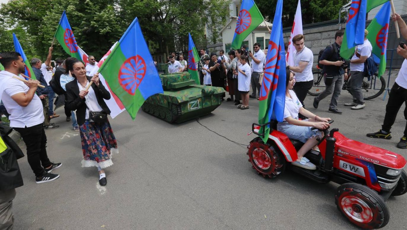 Uczestnicy protestu pojawili się z replikami traktora i rosyjskiego czołgu z literą „Z” (fot. PAP/EPA/ROBERT GHEMENT)