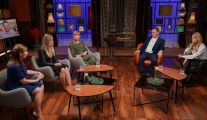 Uczestnicy 11. edycji programu „Rolnik szuka żony”: Sebastian oraz jego kandydatki, Ania, Patrycja i Kasia. Wszystkie osoby siedzą na fotelach. Sebastian siedzi obok prowadzącej, Marty Manowskiej.