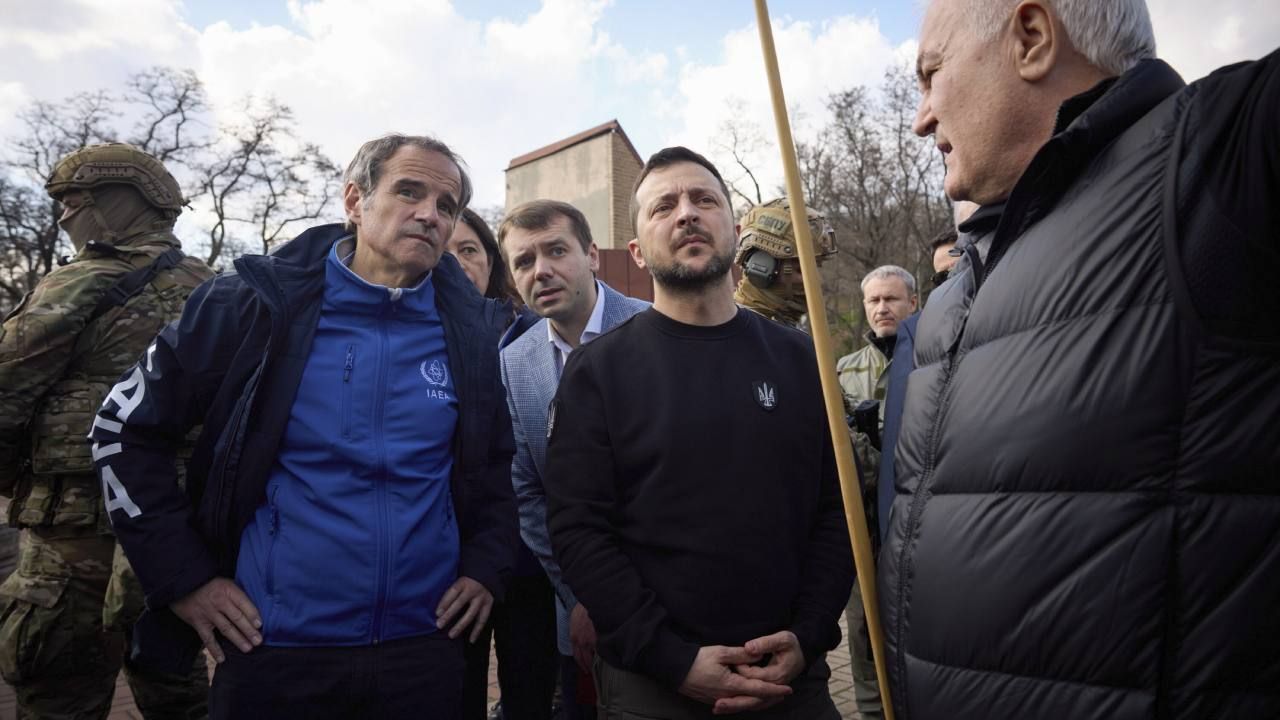Szef MAEA Rafael Grossi i prezydent Ukrainy Wołodymyr Zełenski spotkali się w Dniprze (fot. PAP/EPA/PRESIDENTIAL PRESS SERVICE HANDOUT HANDOUT)