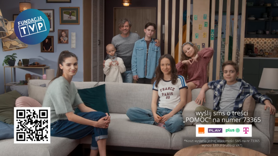 Pomaganie łączy! Bohaterowie serialu „Pan Mama” w spocie fundacji TVP