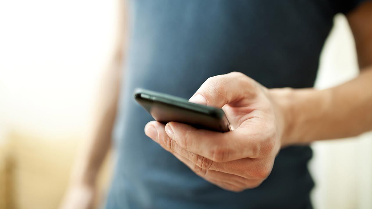 Rząd chce też umożliwić operatorom sprawdzenie osoby rejestrującej telefony na kartę (fot. Shutterstock/Kostenko Maxim)