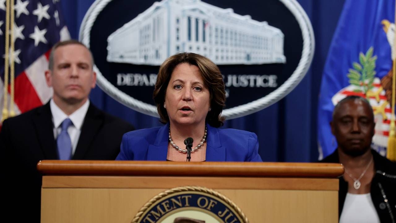 Zastępczyni prokuratora generalnego Lisa Monaco poinformowała o sukcesie operacji (fot. PAP/EPA/JONATHAN ERNST / POOL) Zastępczyni prokuratora generalnego Lisa Monaco poinformowała o sukcesie operacji (fot. PAP/EPA/JONATHAN ERNST / POOL)