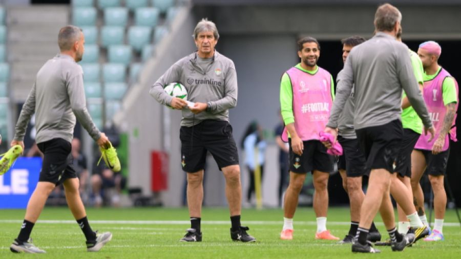  Trener Realu Betis Sevilla Manuel Pellegrini podczas treningu drużyny we Wrocławiu (fot. PAP/Jakub Kaczmarczyk)