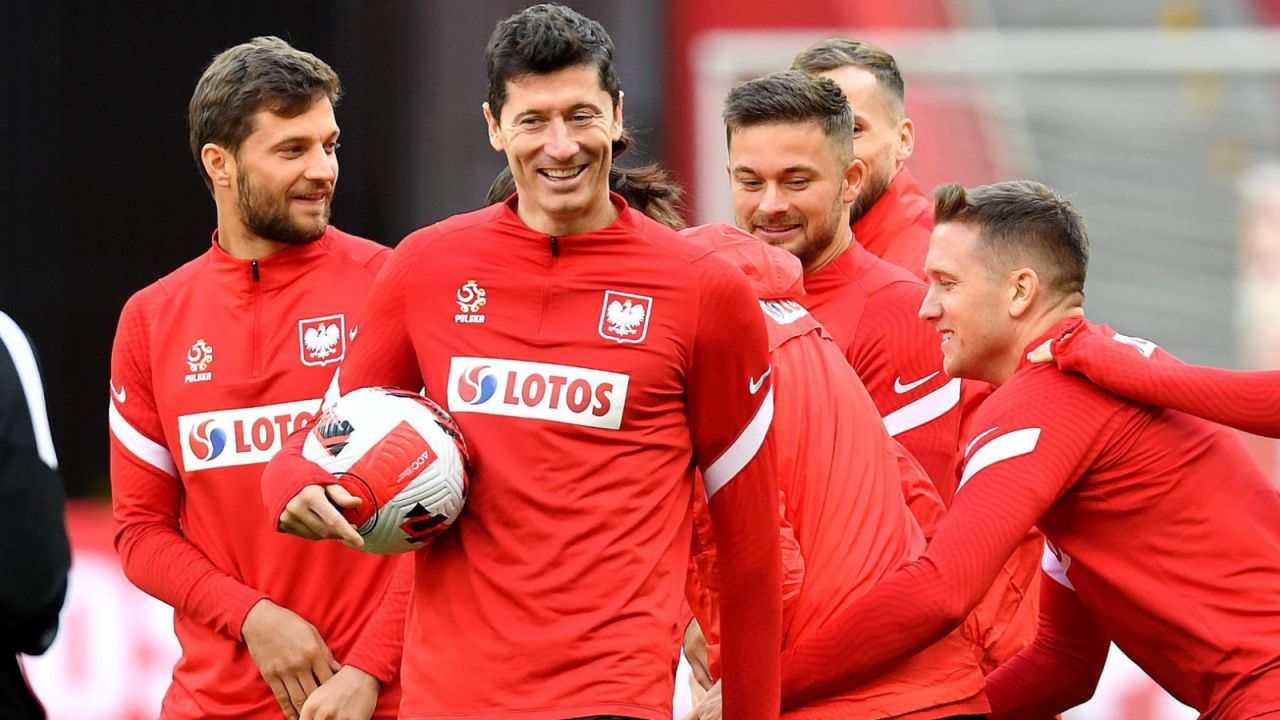 Współpraca Roberta Lewandowskiego z Piotrem Zielińskim może być kluczem do sukcesu reprezentacji Polski (fot. PAP).