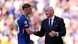 Cole Palmer i prezes FIFA Gianni Infantino (fot. Getty Images)