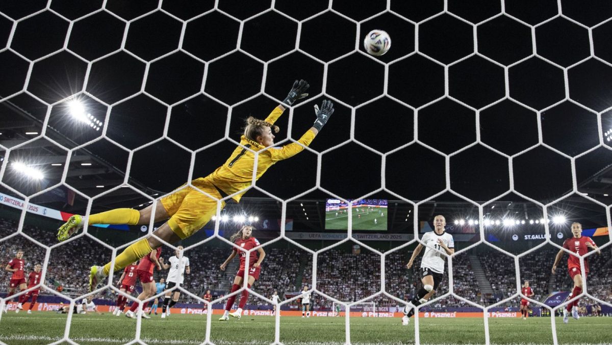 Kinga Szemik nie miała szans po strzale Jule Brand (fot. Getty Images) Kinga Szemik nie miała szans po strzale Jule Brand (fot. Getty Images)