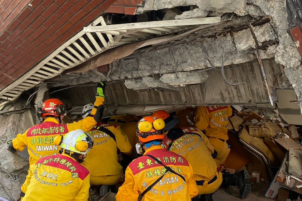 Ратаўнікі разбіраюць завалы ў абрушан (Фота: Handout / Taiwan’s National Fire Agency / AFP / East News)