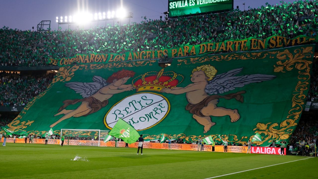 Oprawa kibiców Realu Betis w derbach Sewilli (fot. Getty).