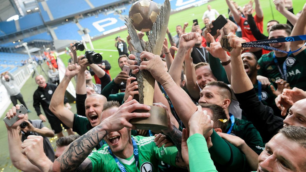 Piłkarze Legii Warszawa z trofeum za mistrzostwo Polski (fot. PAP/Jakub Kaczmarczyk)