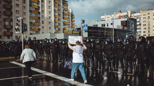 Участницы Марша политзаключенных перед бойцами ОМОНа. Минск, Беларусь. 4 октября 2020 года. Фото: Белсат