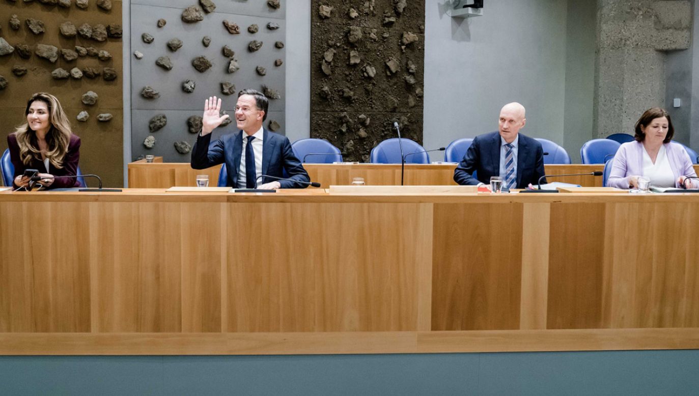 Gabinet premiera Marka Ruttego [drugi od lewej] (fot. PAP/EPA/Bart Maat)