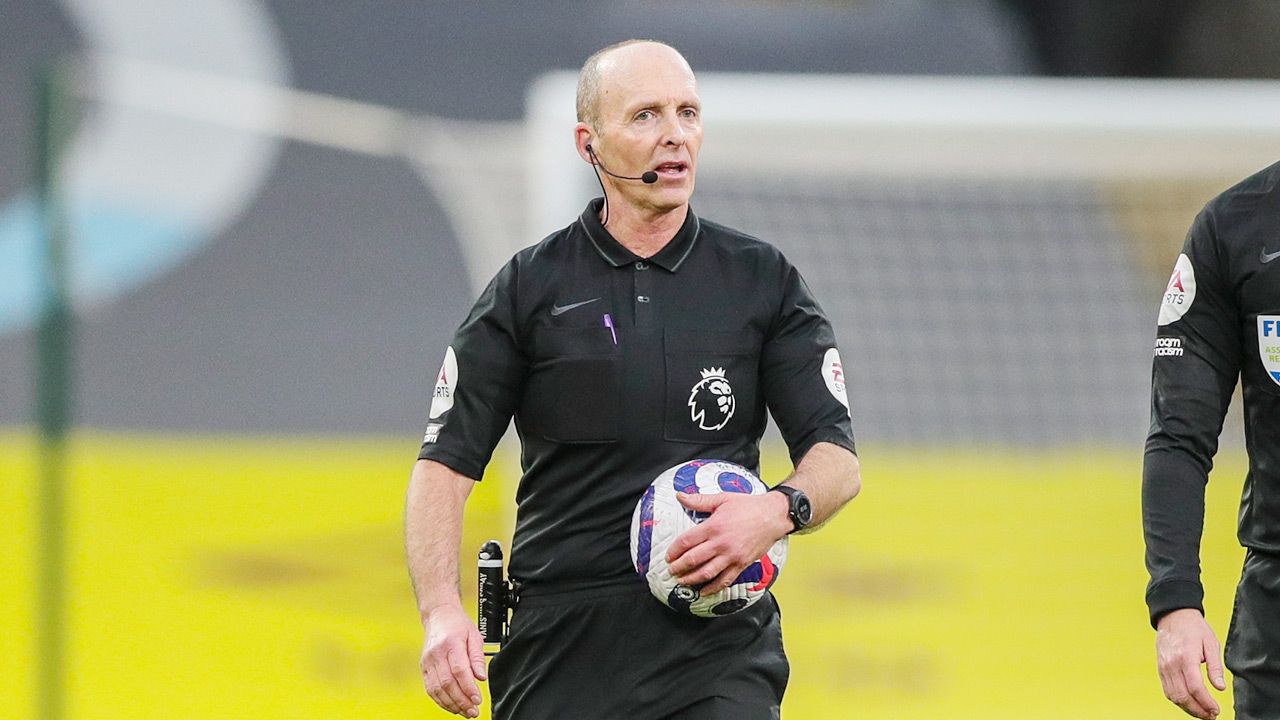 Mike Dean odczuje finansowo swoje ostatnie błędy (fot. Lee Parker - CameraSport via Getty Images) Mike Dean odczuje finansowo swoje ostatnie błędy (fot. Lee Parker - CameraSport via Getty Images)