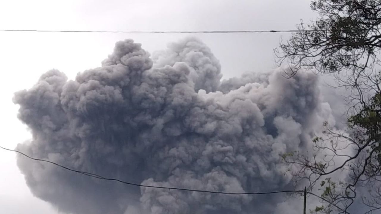 Poprzednia erupcja Semeru nastąpiła w grudniu ub. roku (fot. PAP/EPA) Poprzednia erupcja Semeru nastąpiła w grudniu ub. roku (fot. PAP/EPA)