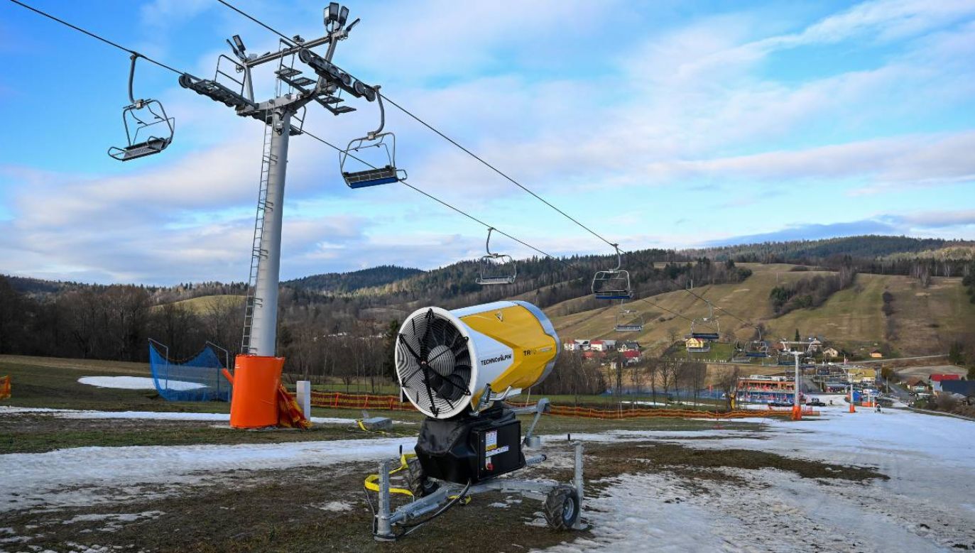 Ośrodki narciarskie czekają na powrót zimy (fot. PAP/Darek Delmanowicz)
