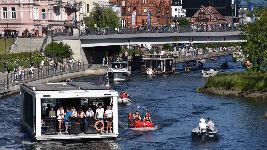 Bydgoszcz ponownie zamieniła się w stolicę wodnych atrakcji. W ramach festiwalu „Ster na Bydgoszcz 2025” mieszkańcy i turyści mogli uczestniczyć m. in. w paradzie jednostek pływających, warsztatach i spotkaniach z podróżnikami. Do niedzieli, 15 czerwca, serce miasta tętnić będzie letnią energią i atrakcjami dla całych rodzin (fot. Anna Kopeć)
