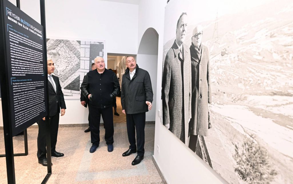 Здымак мае ілюстрацыйны характар. Ільхам Аліеў і Аляксандр Лукашэнка на выставе «Гейдар Аліеў і Карабах» у Шушы, Азербайджан. 17 траўня 2024 года. (Фота: president.az)